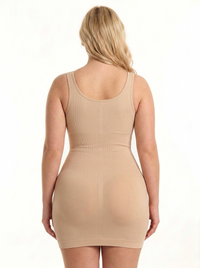 Figurschmeichelndes Kleid mit eckigem Ausschnitt